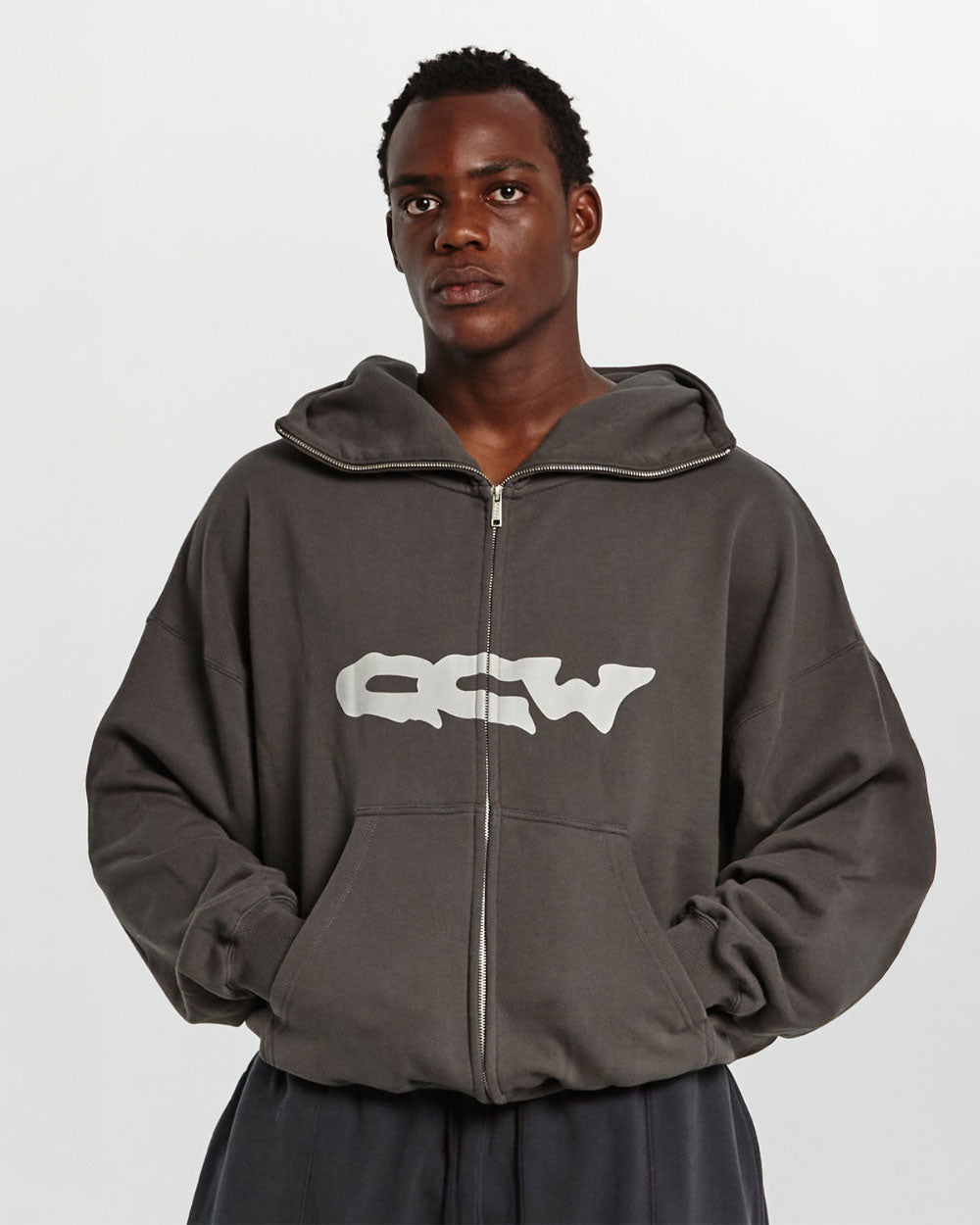GLOBETROTTER ZIP HOODIE GREY