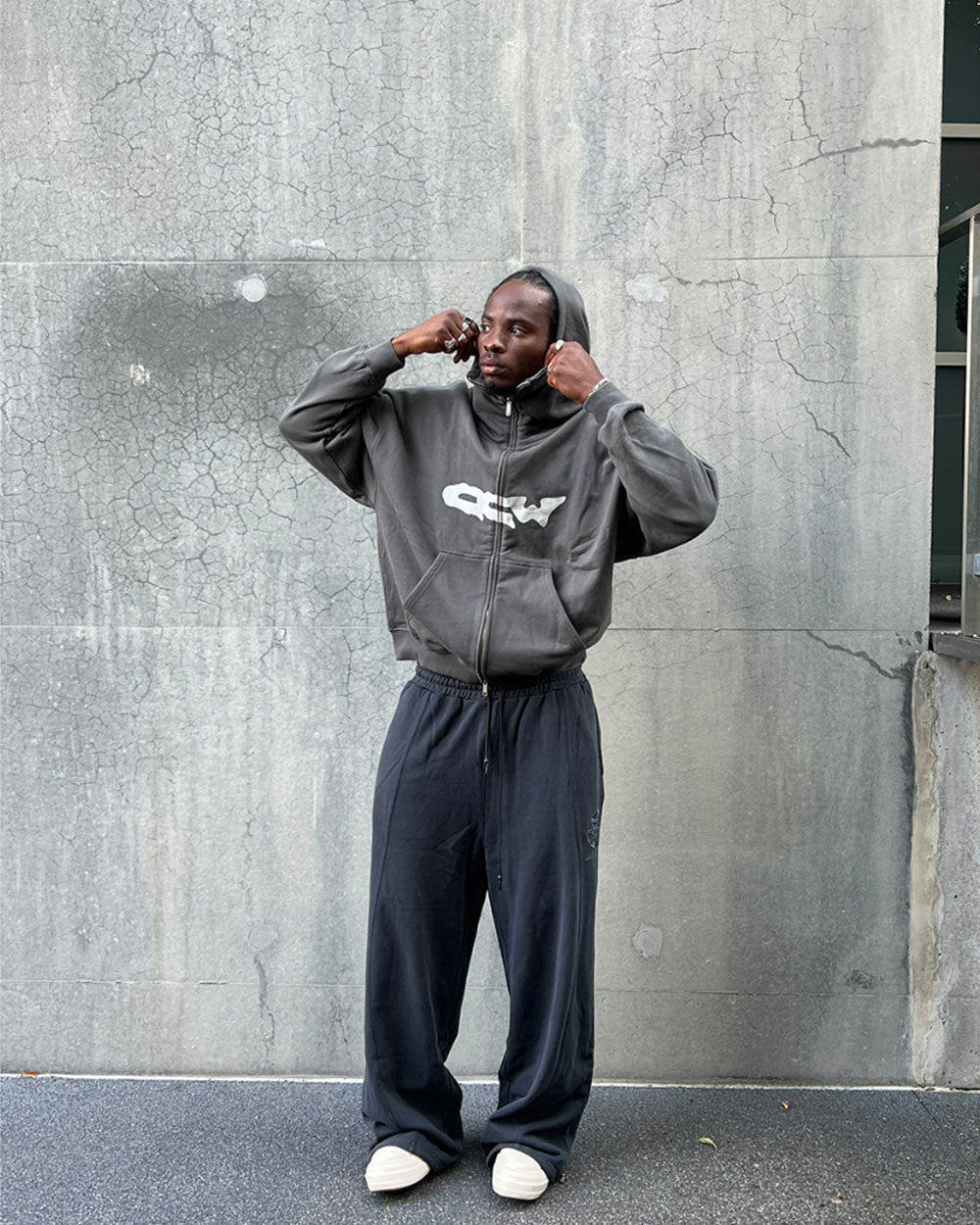 GLOBETROTTER ZIP HOODIE GREY